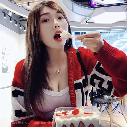 拼搏精神：双方攻防激烈，比赛氛围一触即发！，赛场上拼搏精神